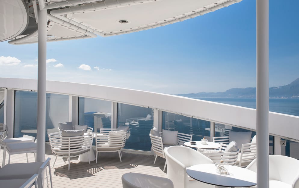 Ponant, Le Lyrial Exterior Bar ©PONANT François Lefebvre.jpg